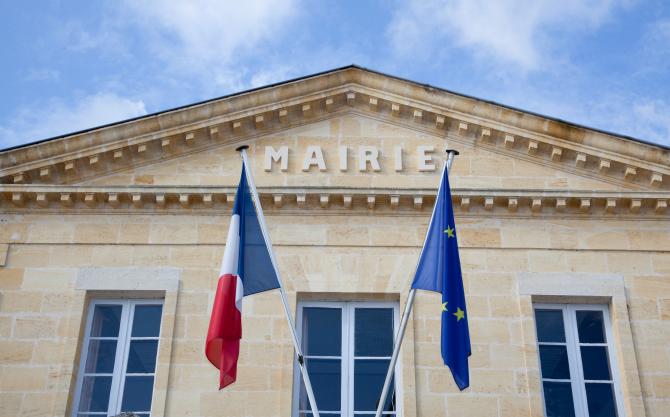 Bâtiment public aux performances énergétiques élevées © Adobe Stock